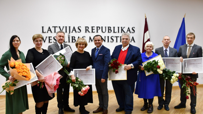 Veselības ministrs Hosams Abu Meri pasniedz MK Atzinības rakstus