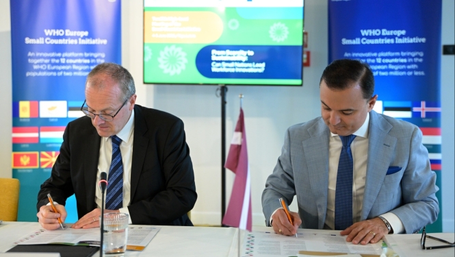 Publicitātes foto. Kopīgo Rīgas paziņojumu parakstīja PVO Eiropas reģionālais direktors Dr. Hanss Klūge un dalībvalstu vārdā veselības ministrs Hosams Abu Meri