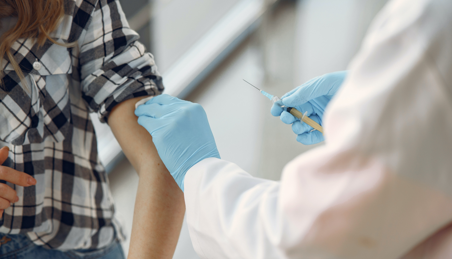Attēlā pacients ar medicīnas māsu