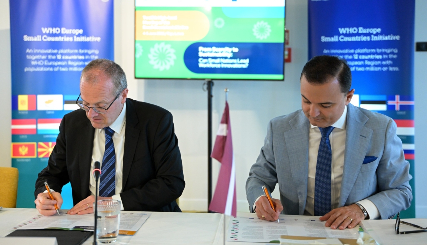 Publicitātes foto. Kopīgo Rīgas paziņojumu parakstīja PVO Eiropas reģionālais direktors Dr. Hanss Klūge un dalībvalstu vārdā veselības ministrs Hosams Abu Meri