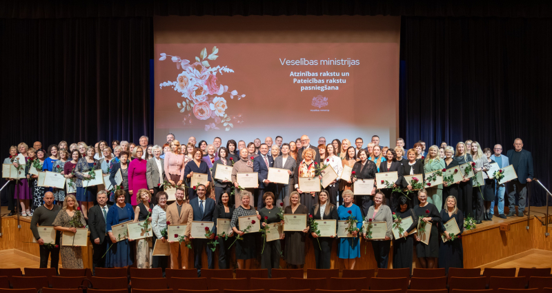 Apbalvojumu saņēmēju kopbilde Rīgas Stradiņa universitātes aulā
