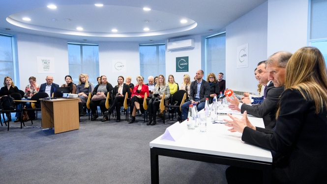 Veselības ministrs Hosams Abu Meri, pārstāvji no Veselības ministrijas, Latvijas Pārtikas uzņēmumu federācijas un Latvijas Tirdzniecības un rūpniecības kameras kopā ar pārtikas produktu ražotājiem izvērtē, kas pēdējā gada laikā paveikts, lai patērētajiem saražotā pārtika un dzērieni kļūtu veselīgāki. 