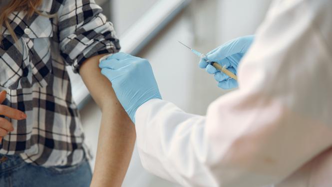 Attēlā pacients ar medicīnas māsu