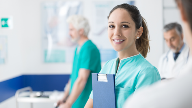 Medicīnas māsa ārstniecības iestādē kopā ar citiem mediķiem