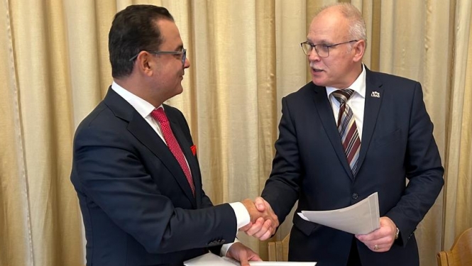 Veselības ministrs Hosams Abu Meri vienojas ar LVSADA priekšsēdētāju Valdi Keri par atalgojuma pieaugumu veselības nozares darbiniekiem 2024.gadā