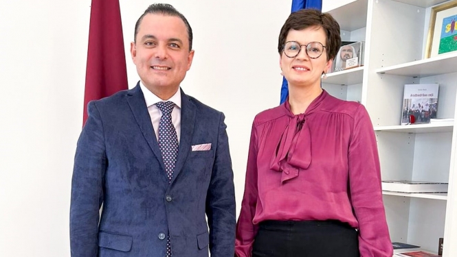 Veselības ministra Hosama Abu Meri tikšanās ar "Ziedot.lv" vadītāju Rūtu Dimantu