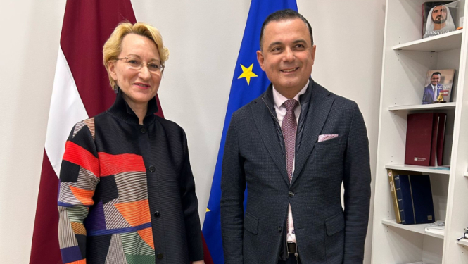 Hosams Abu Meri un Dace Melbārde pārrunā mācību kavējumu attaisnojumus 