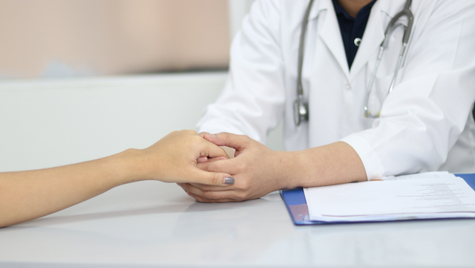 Foto: Ārsts satvēris pacienta roku 