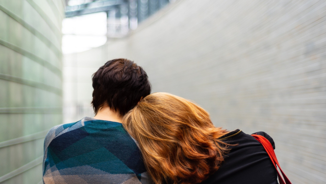 Foto: Divi cilvēki sēž cieši kopā