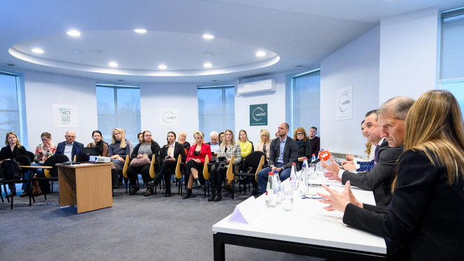 Veselības ministrs Hosams Abu Meri, pārstāvji no Veselības ministrijas, Latvijas Pārtikas uzņēmumu federācijas un Latvijas Tirdzniecības un rūpniecības kameras kopā ar pārtikas produktu ražotājiem izvērtē, kas pēdējā gada laikā paveikts, lai patērētajiem saražotā pārtika un dzērieni kļūtu veselīgāki. 