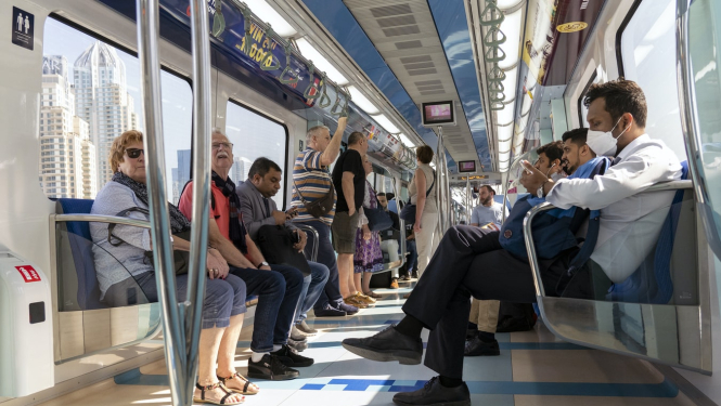 Attēlā cilvēki sabiedriskajā transportā