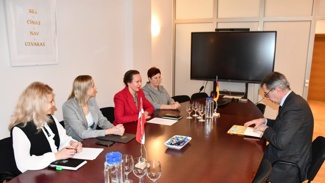 Veselības ministre ar Vācijas vēstnieku Latvijā pārrunā sadarbības jautājumus veselības aprūpes jomā