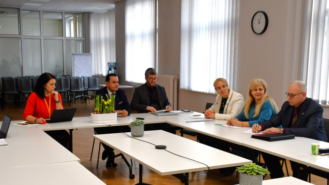 Veselības ministrs un Veselības ministrijas speciālisti pie diskusiju galda kopā ar sociālajiem partneriem apspriež jautājumus par veselības aprūpes finansēšanas modeļiem