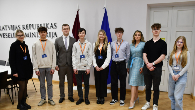 Veselības ministrijas ēnojamie kopā ar savām ēnām