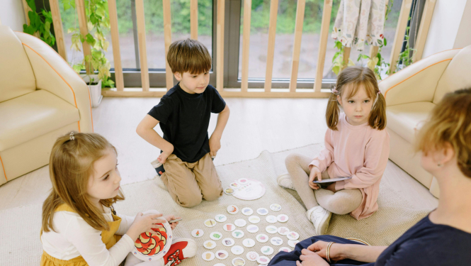 Trīs bērni rotaļājas