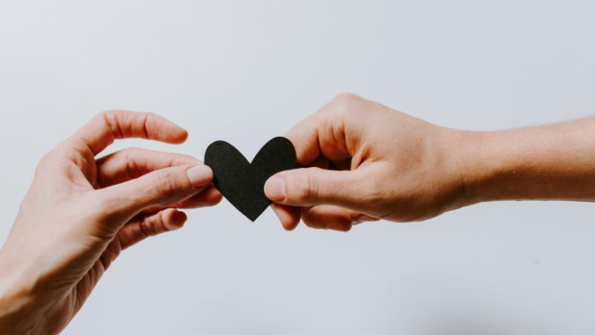 Foto: Divas rokas kopā tur papīra sirsniņu 