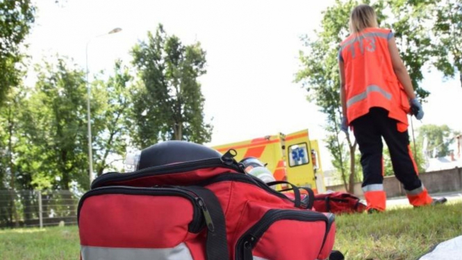 Lai piesaistītu darbiniekus Neatliekamās medicīniskās palīdzības dienestam (turpmāk - NMPD) Rīgā un reģionos, tiek īstenoti vairāki pasākumi, tostarp ārstu palīgiem ir pieejams atbalsts no ES fondiem. Finanšu atbalsts no ES fondiem pieejams ārstniecības personām par to, ka speciālisti par savu darba vietu izvēlas iestādi, kas pacientiem nodrošina valsts apmaksātus medicīnas pakalpojumus. Jaunu darbinieku piesaiste NMPD ir ļoti aktuāla, tāpēc ārstu palīgus aicina pievienoties dienestam un izmantot ES fondu i