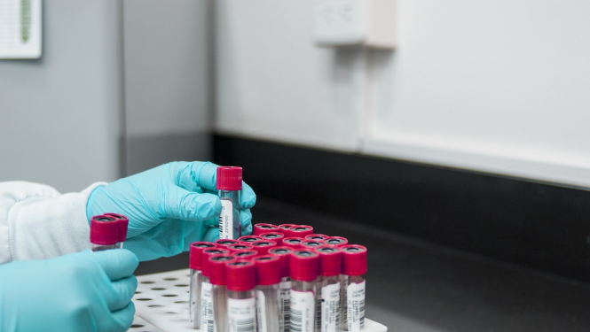 Farmaceits darbojas laboratorijā ar materiālu izmeklēšanu