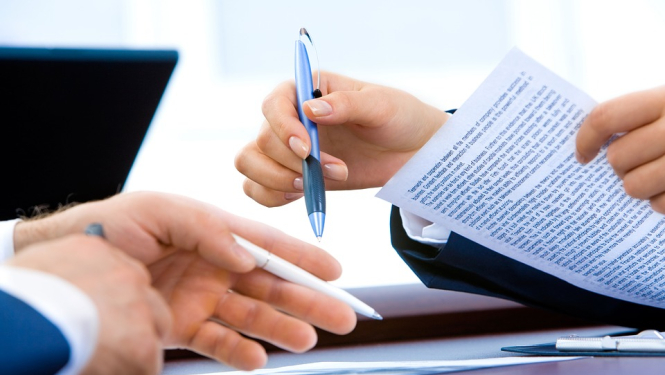 Foto: Cilvēki tur rokās pildspalvas