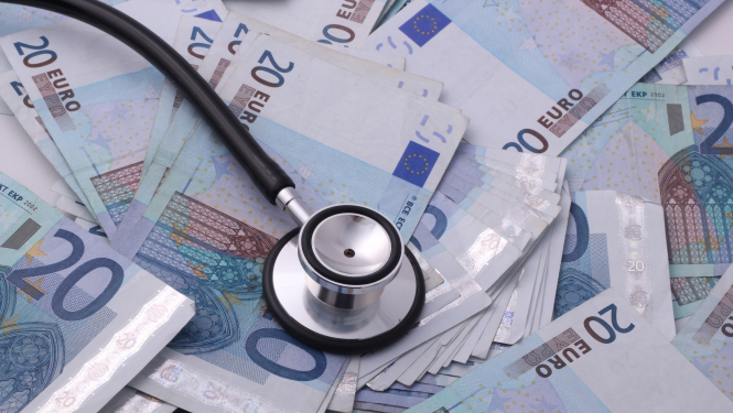 Foto: Ārsta stetoskops uz galda