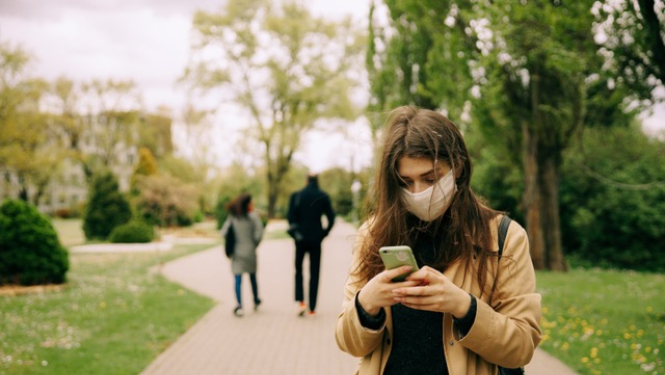 jaunietis skatās telefonā