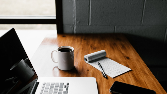 Attēlā darba galds