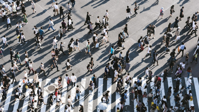 Attēlā cilvēku pūlis