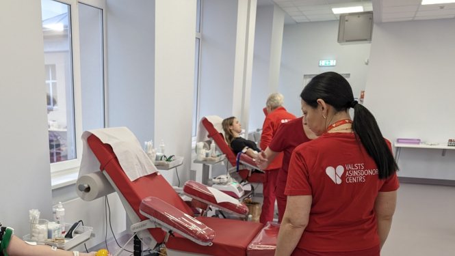 Attēlā VADC asinsziedošanas zāle un donori 