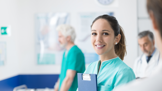 Medicīnas māsa ārstniecības iestādē kopā ar citiem mediķiem