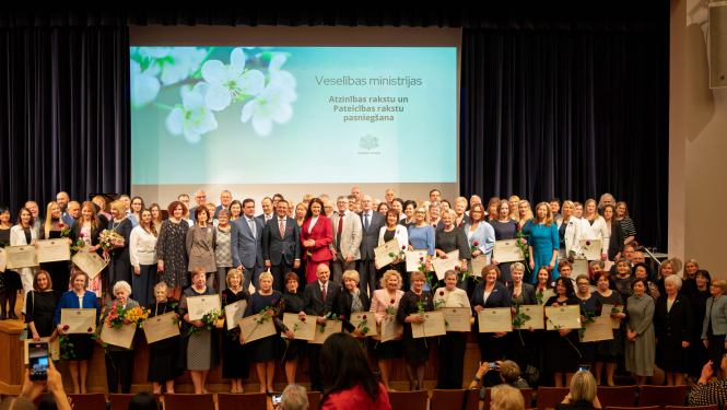 Veselības nozares speciālisti saņem Veselības ministrijas apbalvojumus