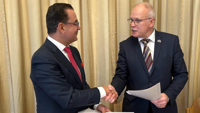 Veselības ministrs Hosams Abu Meri vienojas ar LVSADA priekšsēdētāju Valdi Keri par atalgojuma pieaugumu veselības nozares darbiniekiem 2024.gadā