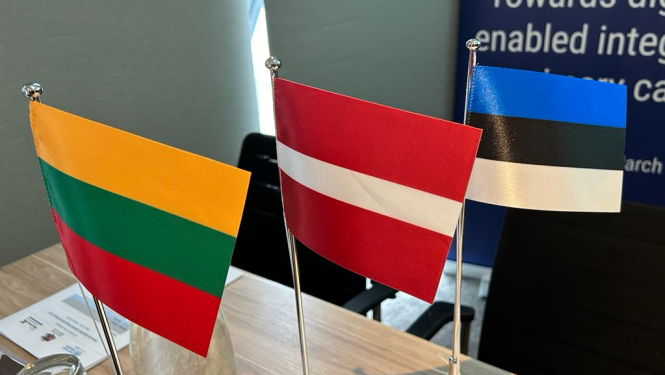 Uz galda Lietuvas Republikas, Latvijas Republikas un Igaunijas Republikas valsts karogi