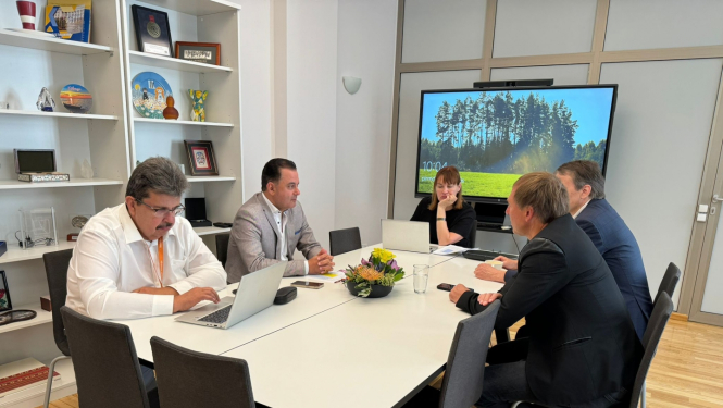 Veselības ministrs Hosams Abu Meri tikās ar Latvijas Neiroķirurgu biedrības pārstāvjiem Egilu Valeini un Kasparu Auslandu