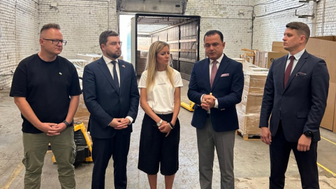 Veselības ministrs un citi, pavadot ceļā ziedojumu Ukrainai