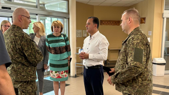 ministrs tiekas ar citiem 