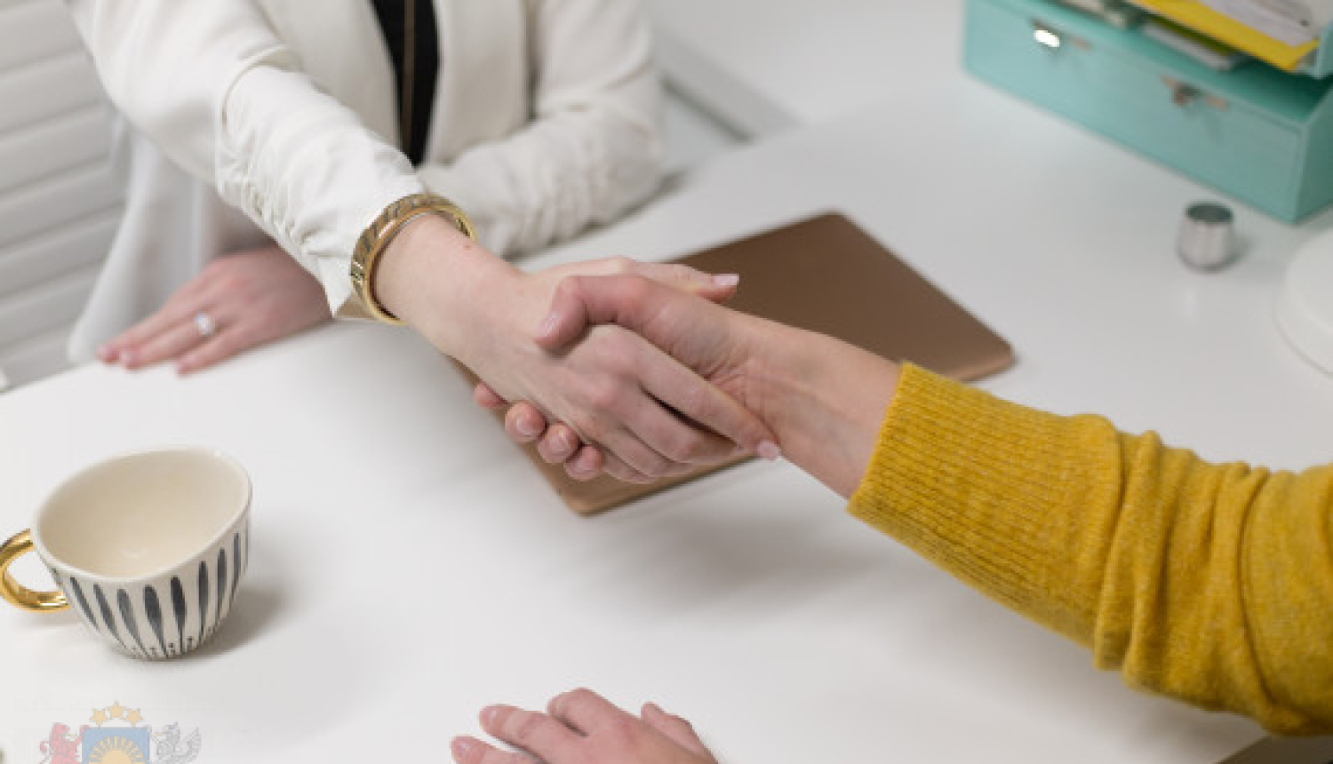 Foto: Ārsts tur pacienta roku