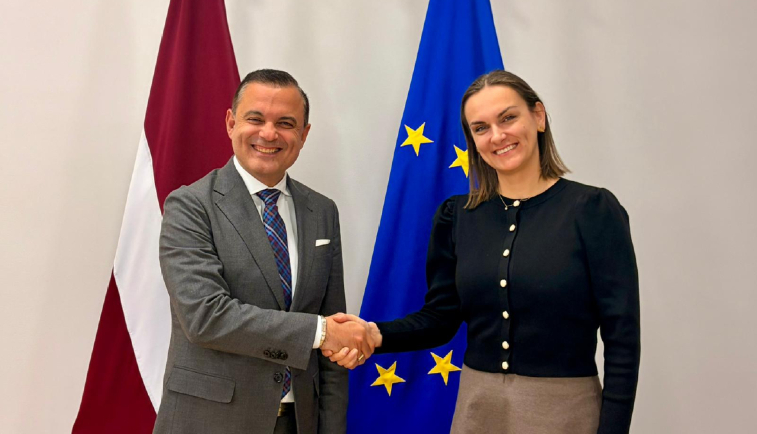 Veselības ministrs Hosams Abu Meri un uzņēmuma “Meta” politikas vadītāja Centrālajā un Austrumeiropā Vitniju Saldavu stāv pie Latvijas Republikas un Eiropas Savienības karogiem