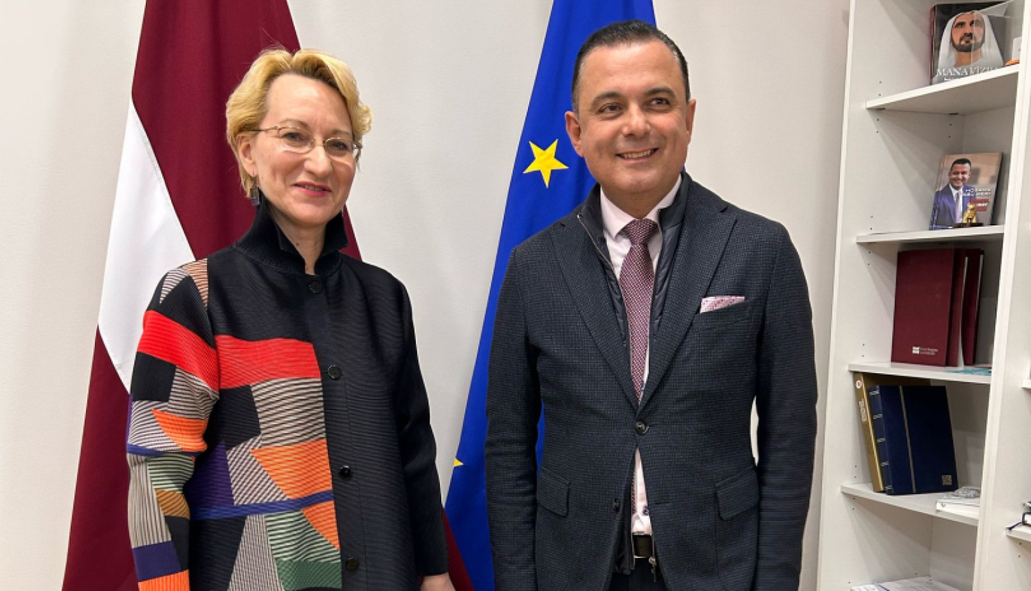 Hosams Abu Meri un Dace Melbārde pārrunā mācību kavējumu attaisnojumus 