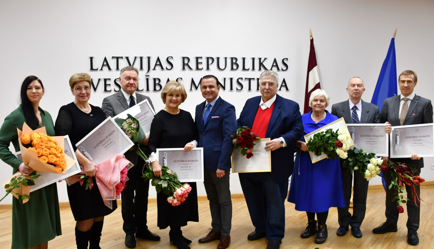 Veselības ministrs Hosams Abu Meri pasniedz MK Atzinības rakstus