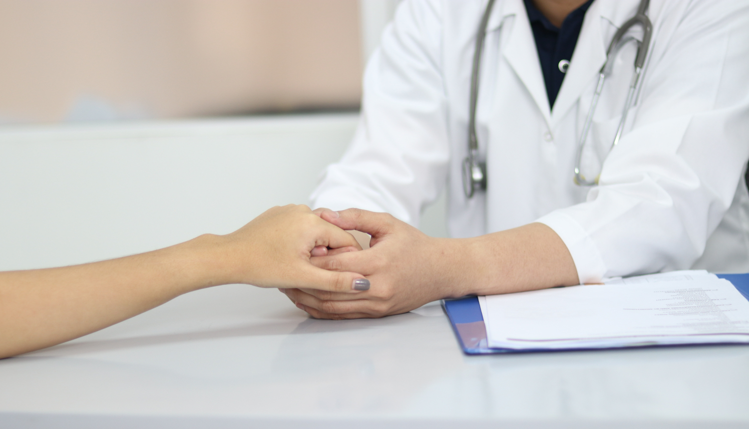 Foto: Ārsts satvēris pacienta roku 