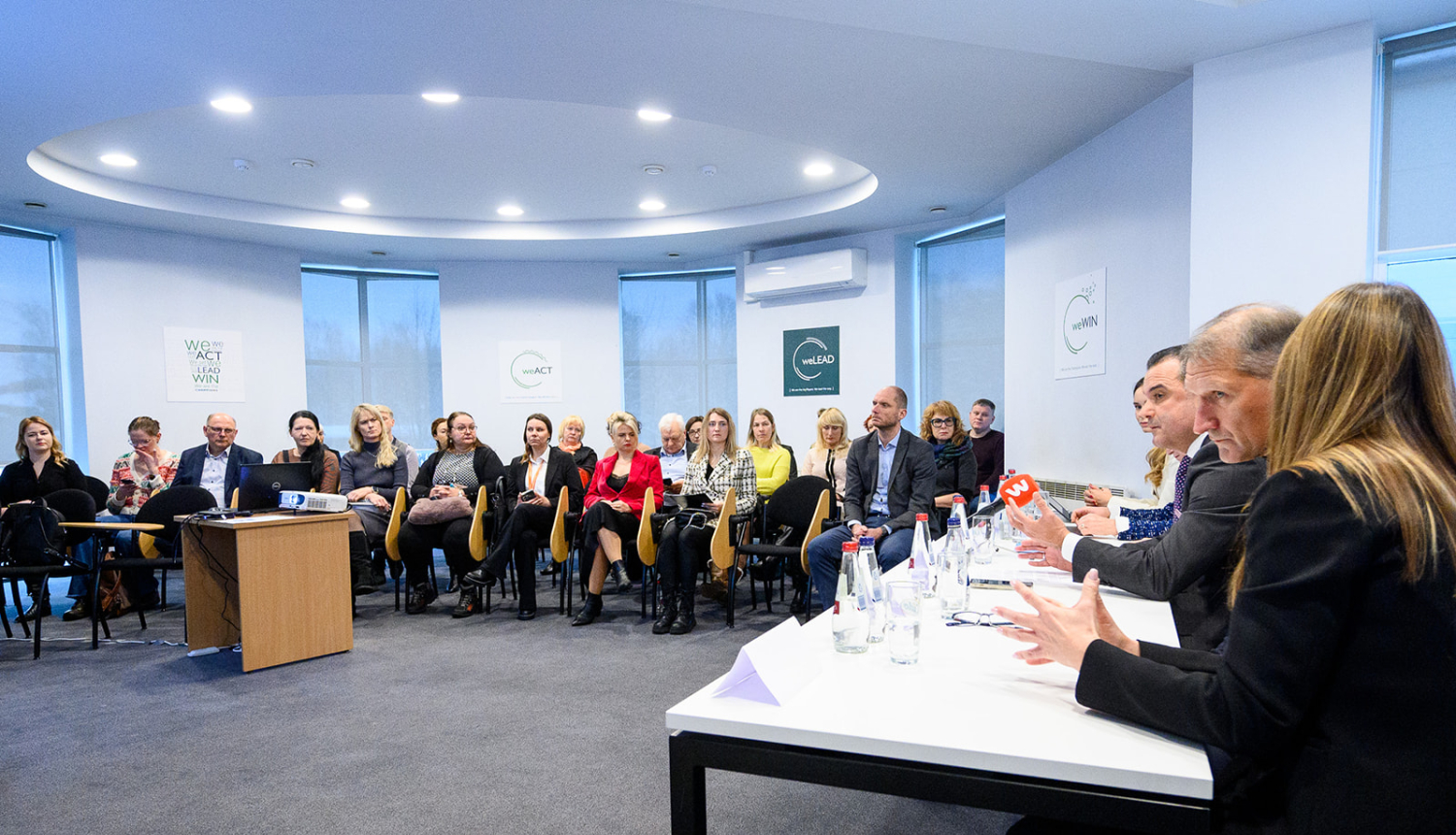 Veselības ministrs Hosams Abu Meri, pārstāvji no Veselības ministrijas, Latvijas Pārtikas uzņēmumu federācijas un Latvijas Tirdzniecības un rūpniecības kameras kopā ar pārtikas produktu ražotājiem izvērtē, kas pēdējā gada laikā paveikts, lai patērētajiem saražotā pārtika un dzērieni kļūtu veselīgāki. 