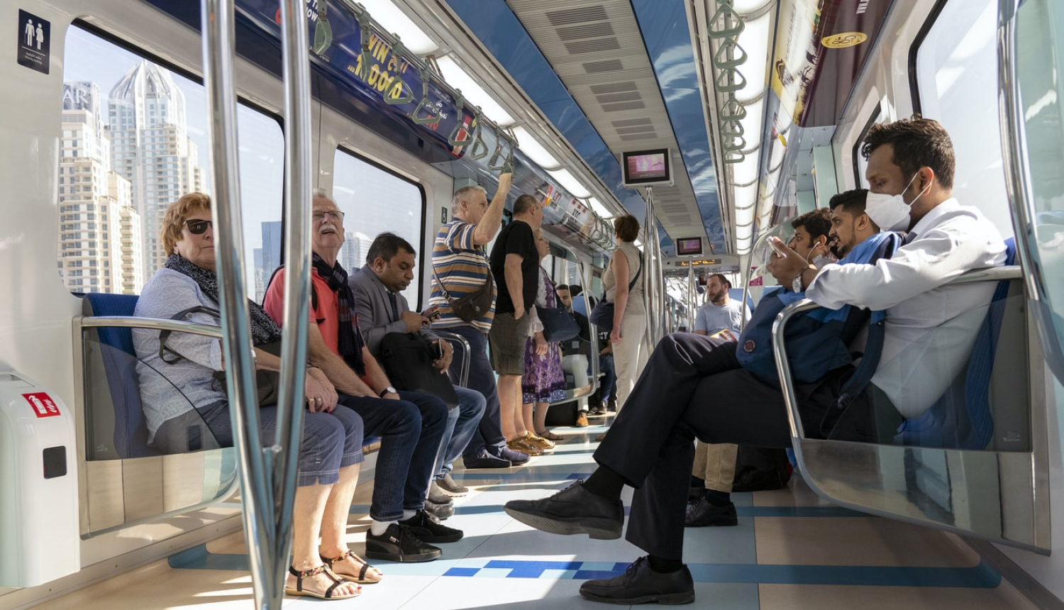 Attēlā cilvēki sabiedriskajā transportā