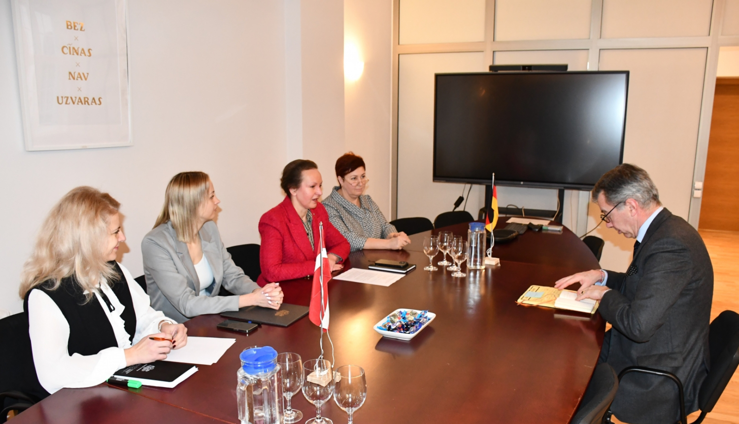 Veselības ministre ar Vācijas vēstnieku Latvijā pārrunā sadarbības jautājumus veselības aprūpes jomā