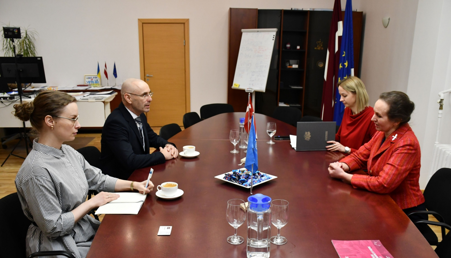 Veselības ministre Līga Meņģelsone tiekas ar PVO pārstāvniecības Latvijā vadītāju Uldi Mitenbergu