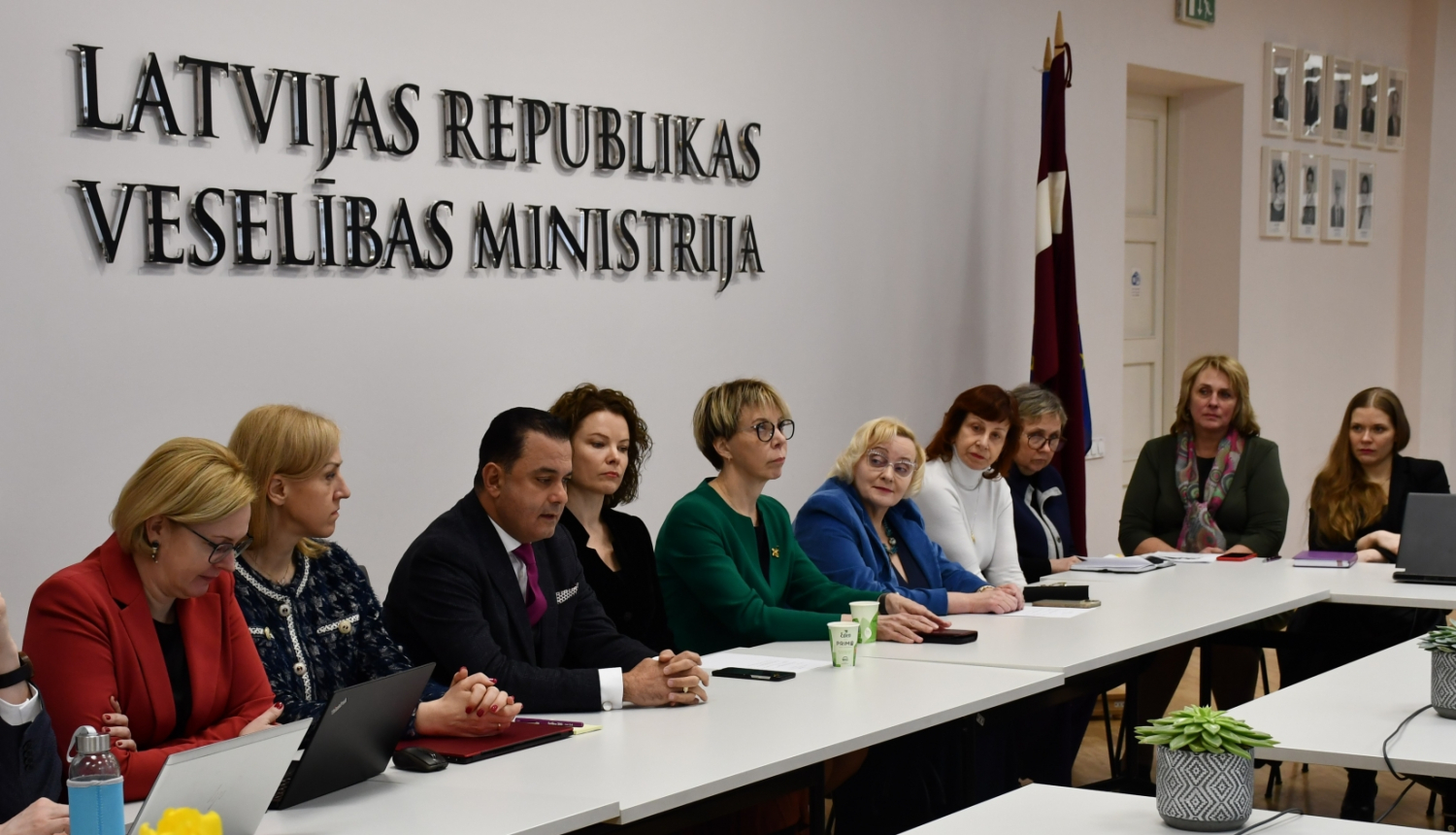 Ar dzemdniecības speciālistiem un slimnīcu pārstāvjiem apspriež dzemdību palīdzības pakalpojumu nodrošināšanu un attīstību 