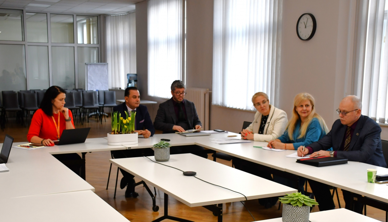 Veselības ministrs un Veselības ministrijas speciālisti pie diskusiju galda kopā ar sociālajiem partneriem apspriež jautājumus par veselības aprūpes finansēšanas modeļiem