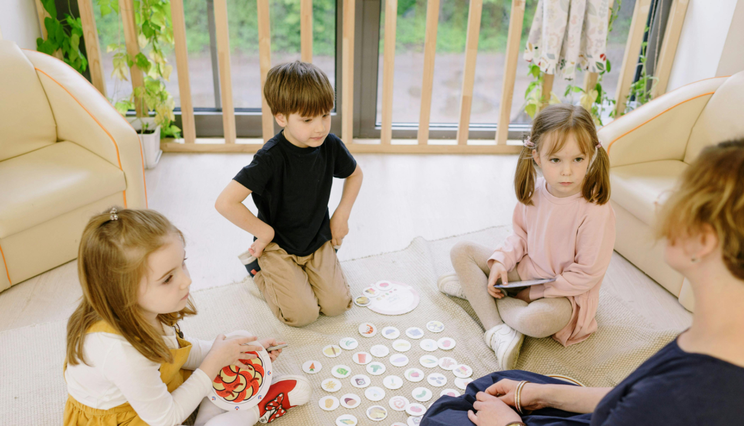 Trīs bērni rotaļājas