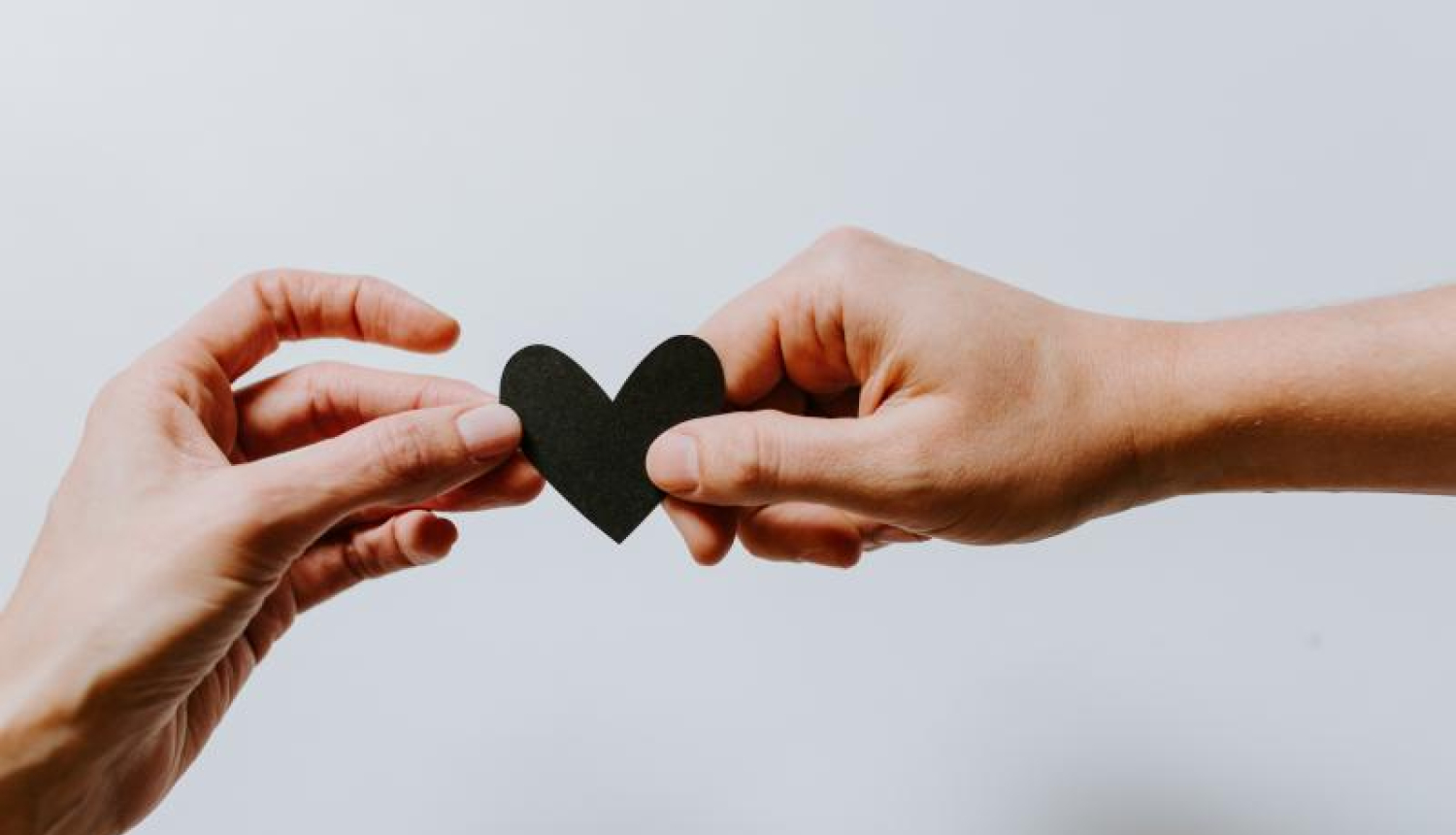 Foto: Divas rokas kopā tur papīra sirsniņu 