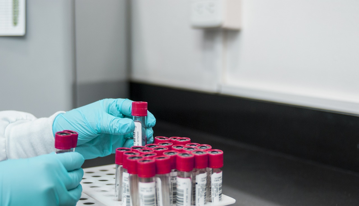 Farmaceits darbojas laboratorijā ar materiālu izmeklēšanu