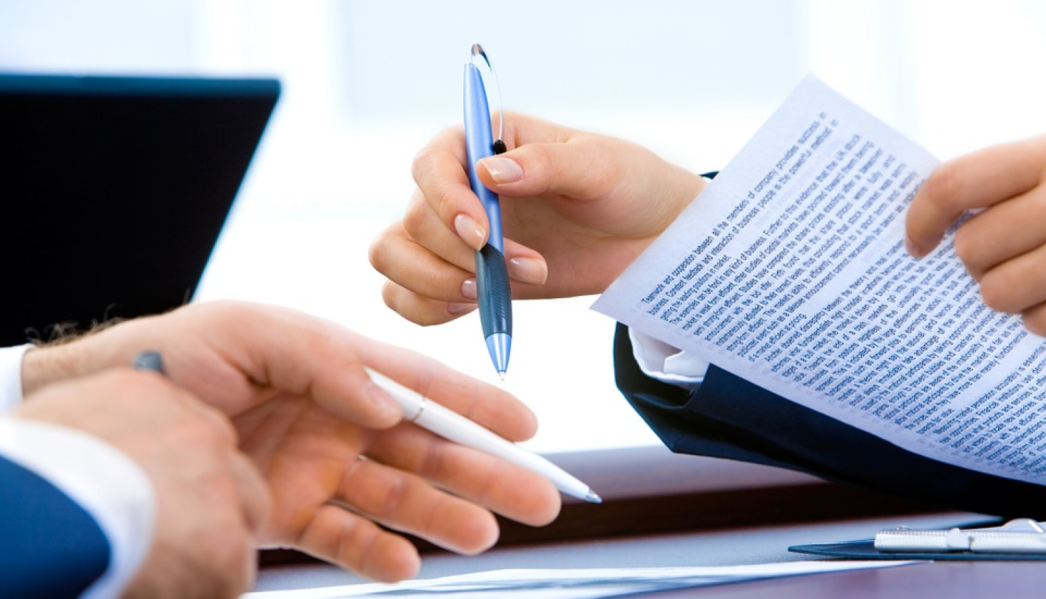 Foto: Cilvēki tur rokās pildspalvas